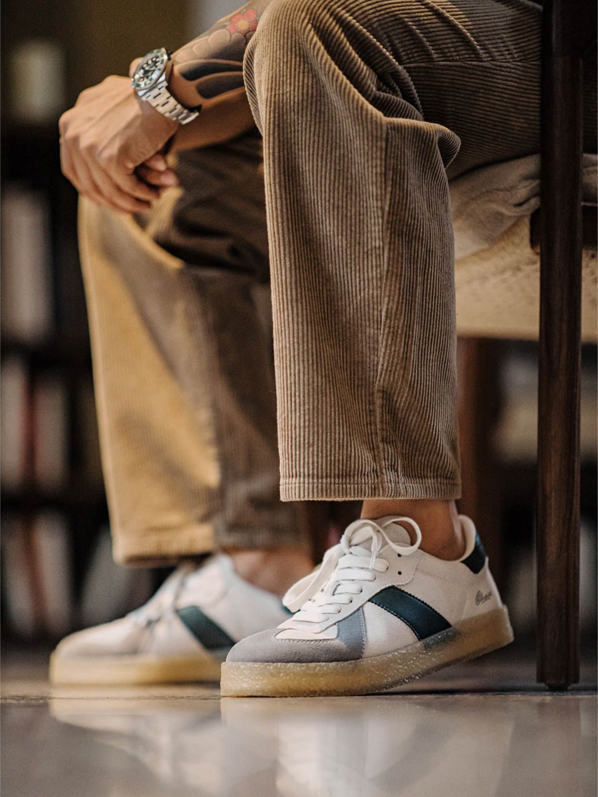 モデルがGATドイツ軍トレーニングシューズを着用し、カジュアルパンツと組み合わせている様子。