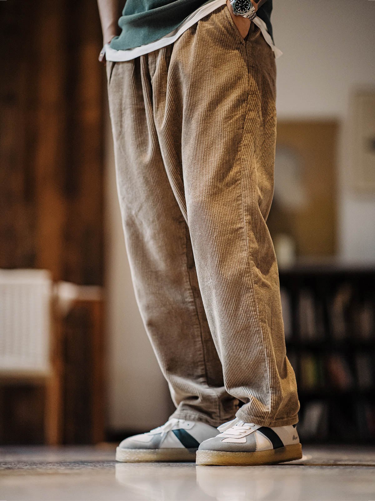 モデルがGATドイツ軍トレーニングシューズを着用し、カジュアルパンツと組み合わせている様子。