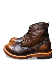 カラーラビング技術による深みのある色調と植物タンニン鞣し牛革使用の本革バイカーブーツ