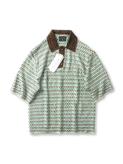 ジオメトリックジャカードパターンとブラウン襟が映えるニットポロシャツ