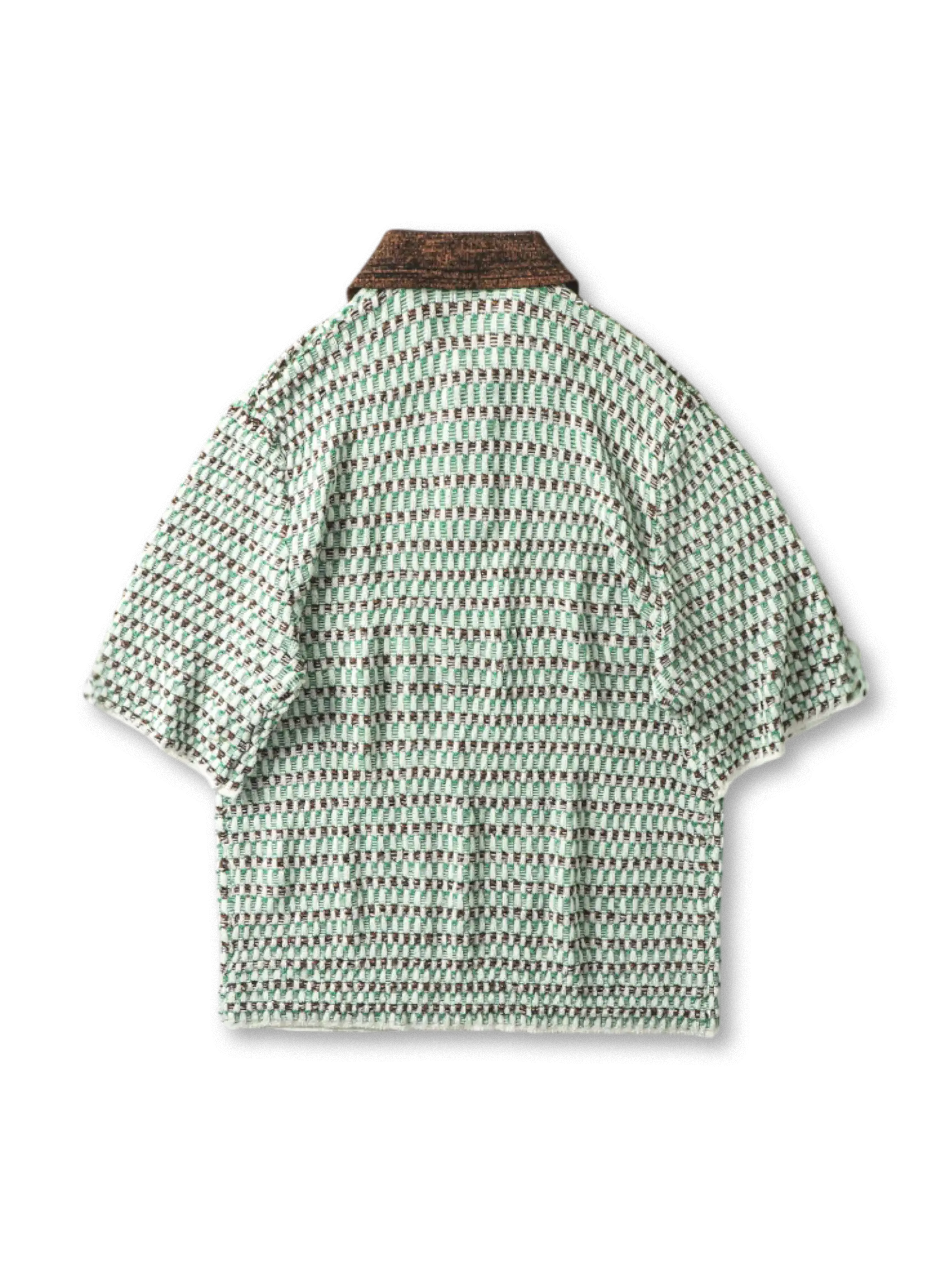 ジオメトリックジャカードニットポロの全身ビュー、立体的なジャカード編みとコントラストカラーの襟ディテールを強調。