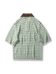 ジオメトリックジャカードニットポロの全身ビュー、立体的なジャカード編みとコントラストカラーの襟ディテールを強調。