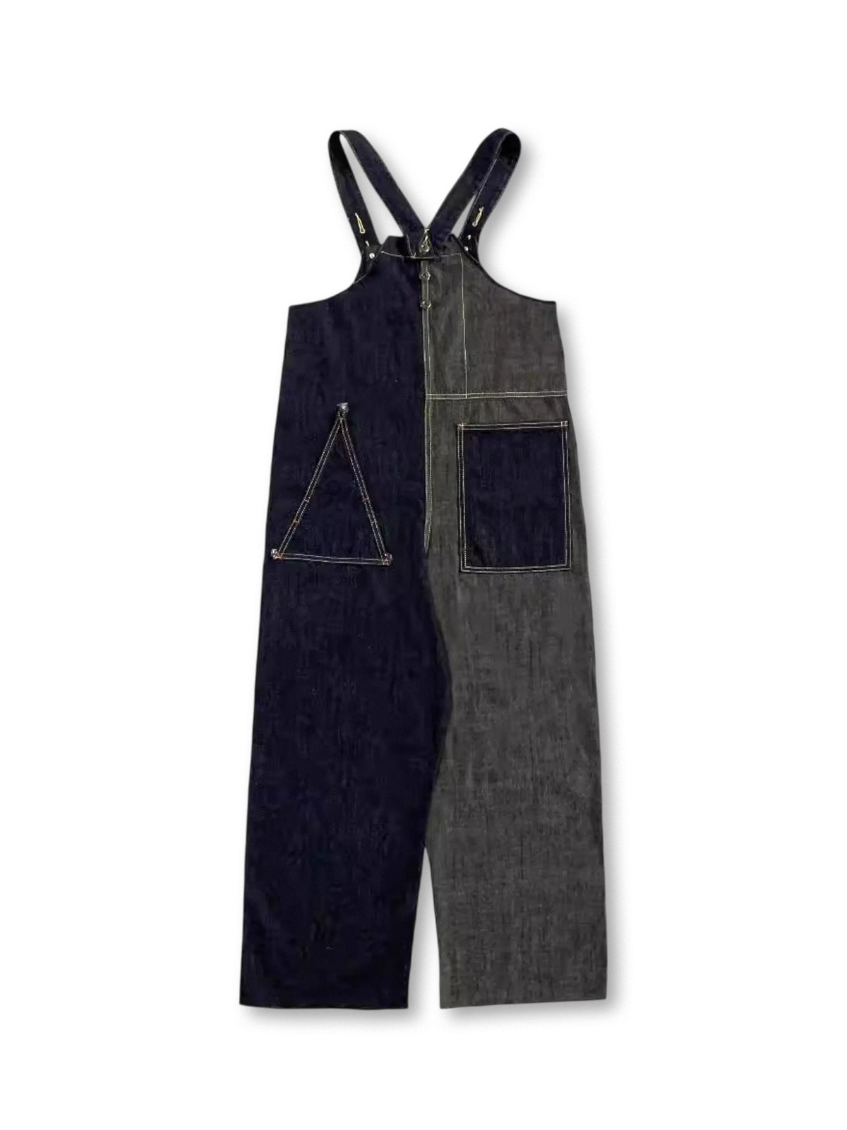 左右パネルの色落ちと幾何学ポケットを強調したジオメトリックパッチワークワイドデニムオーバーオールの全身ビュー。