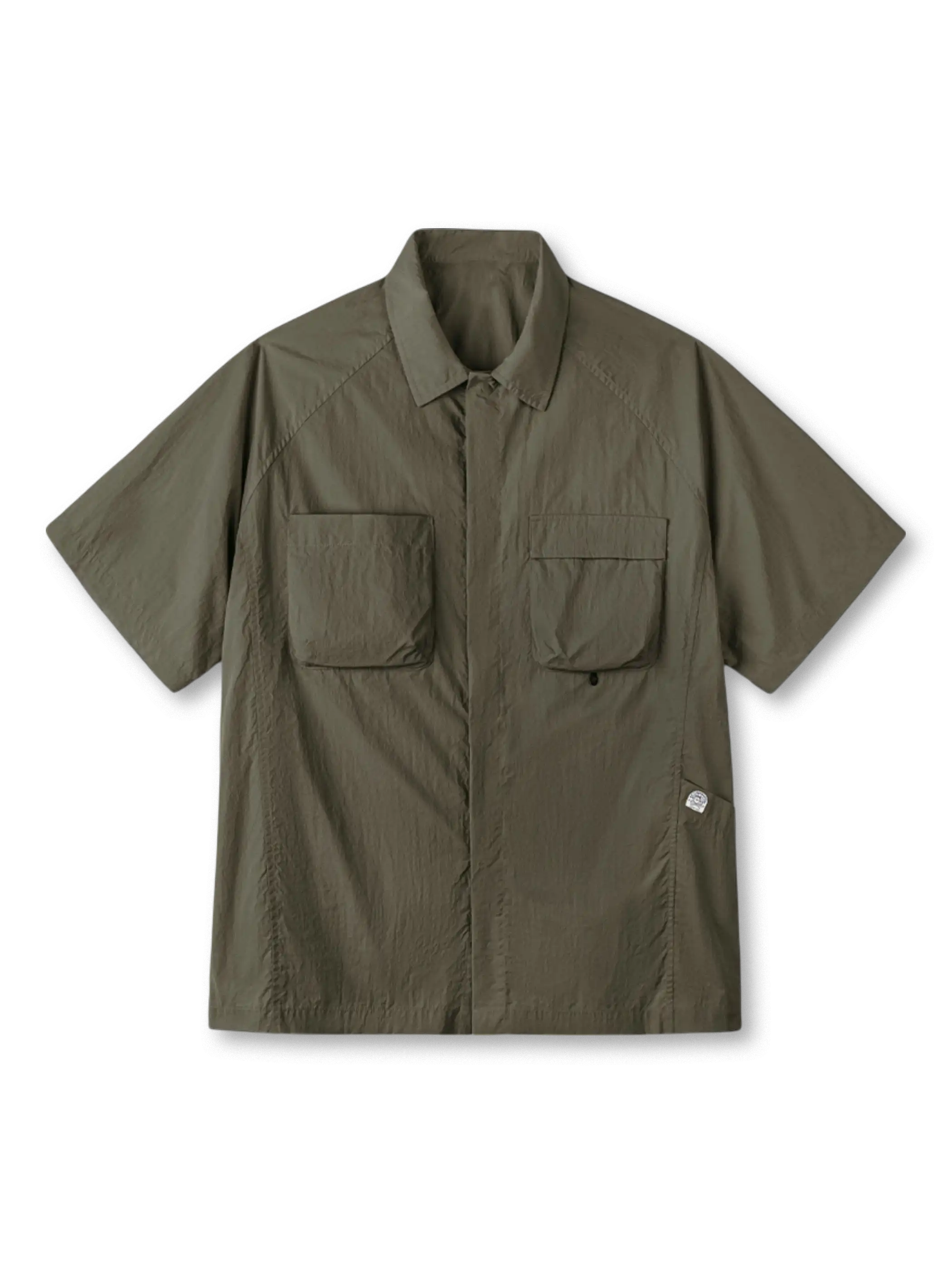 GORPコア多ポケットアウトドアシャツの全身ビュー、斜めポケットと“SUPERIOR”ワッペンを強調。