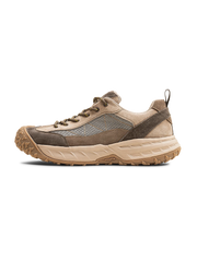 ゴープコアトレンドの異素材コンビ使用マウンテンスニーカー、軽量メッシュとスエード、耐久ゴムソールで快適な履き心地