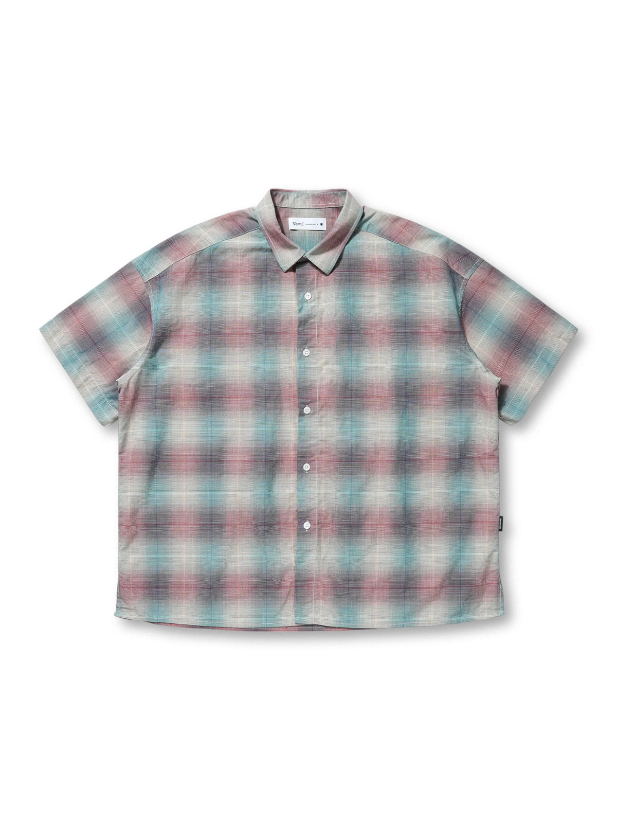 グラデーションチェックと非対称ポケットが特徴のワイドシルエット半袖シャツ