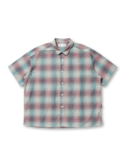 グラデーションチェックと非対称ポケットが特徴のワイドシルエット半袖シャツ