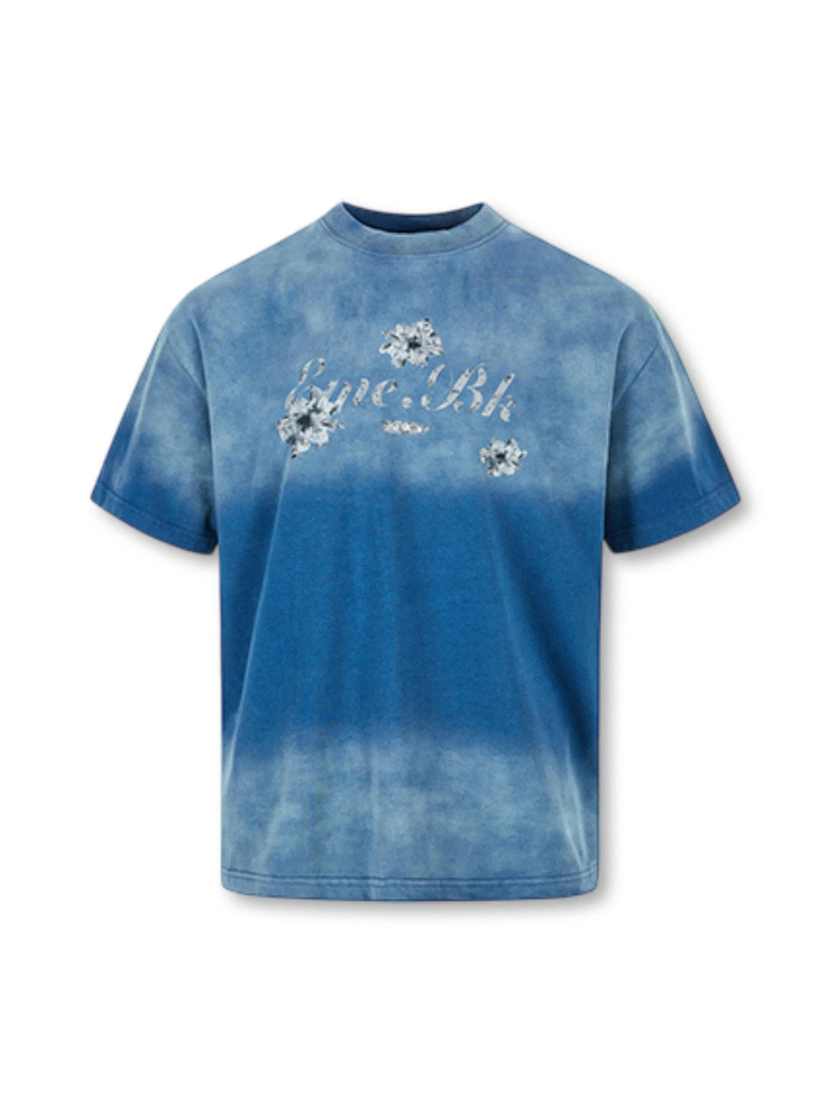 ブルーからスモークグレーへのグラデーション染色と立体刺繍・発泡プリントロゴが特徴のボクシーTシャツ