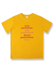 グラデーション柄が施されたイエローの半袖Tシャツ