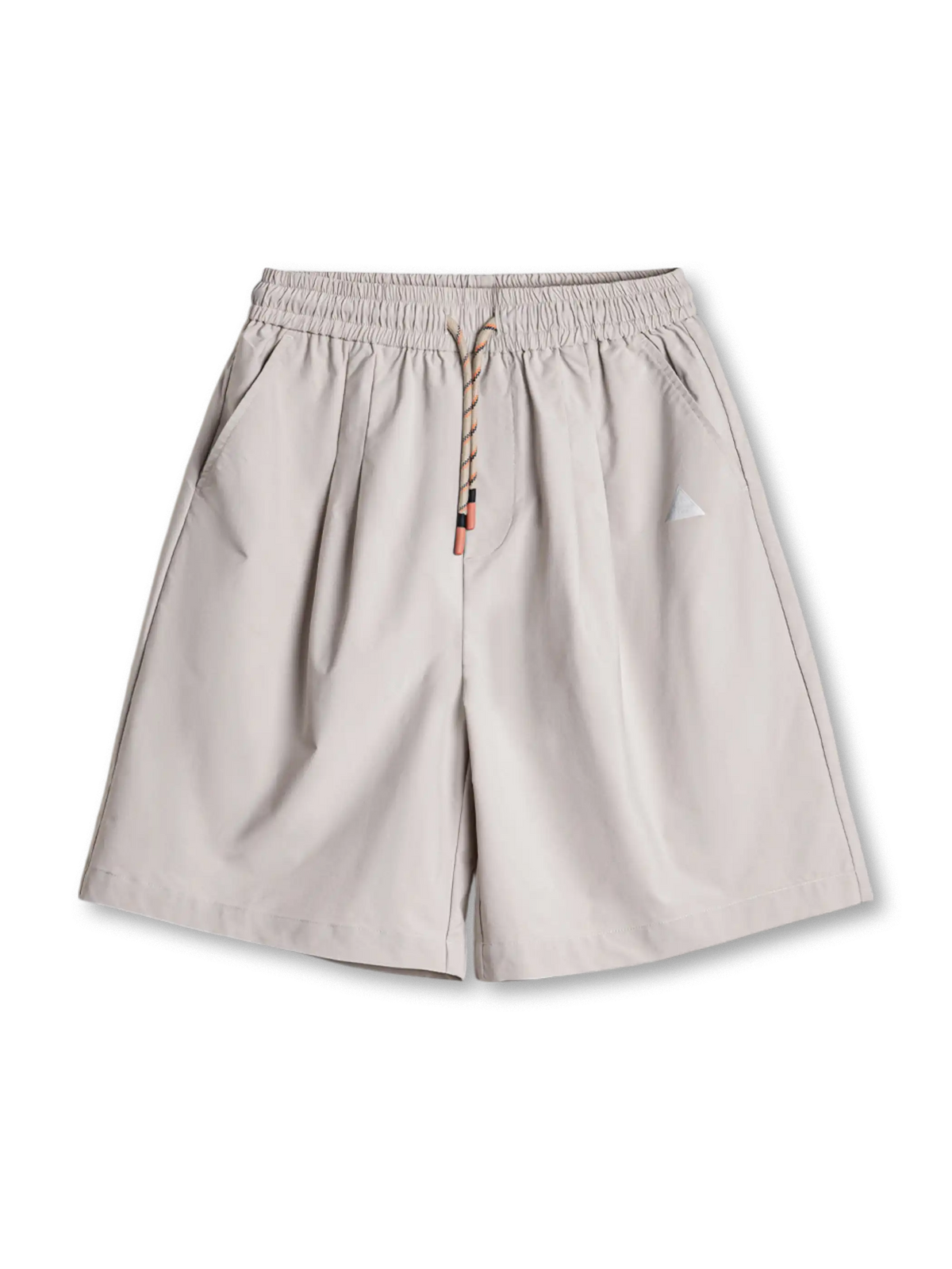 氷河グレーの薄手梭織生地とリフレクターロゴが特徴の速乾ワイドショーツ