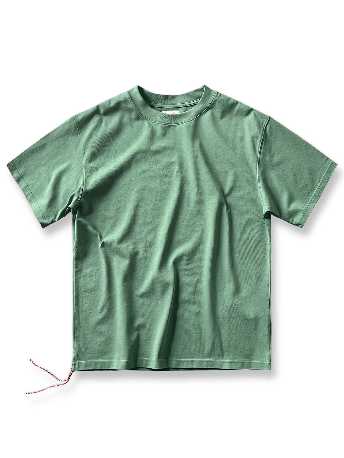 ドロップショルダーと赤いハンギングストラップが特徴のヘビーウェイトコットンTシャツ