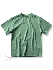 ドロップショルダーと赤いハンギングストラップが特徴のヘビーウェイトコットンTシャツ