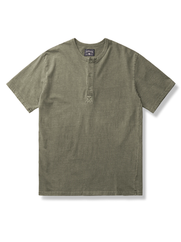 深緑色のスリムフィット半袖ヘンリーネックTシャツ。