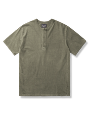 深緑色のスリムフィット半袖ヘンリーネックTシャツ。