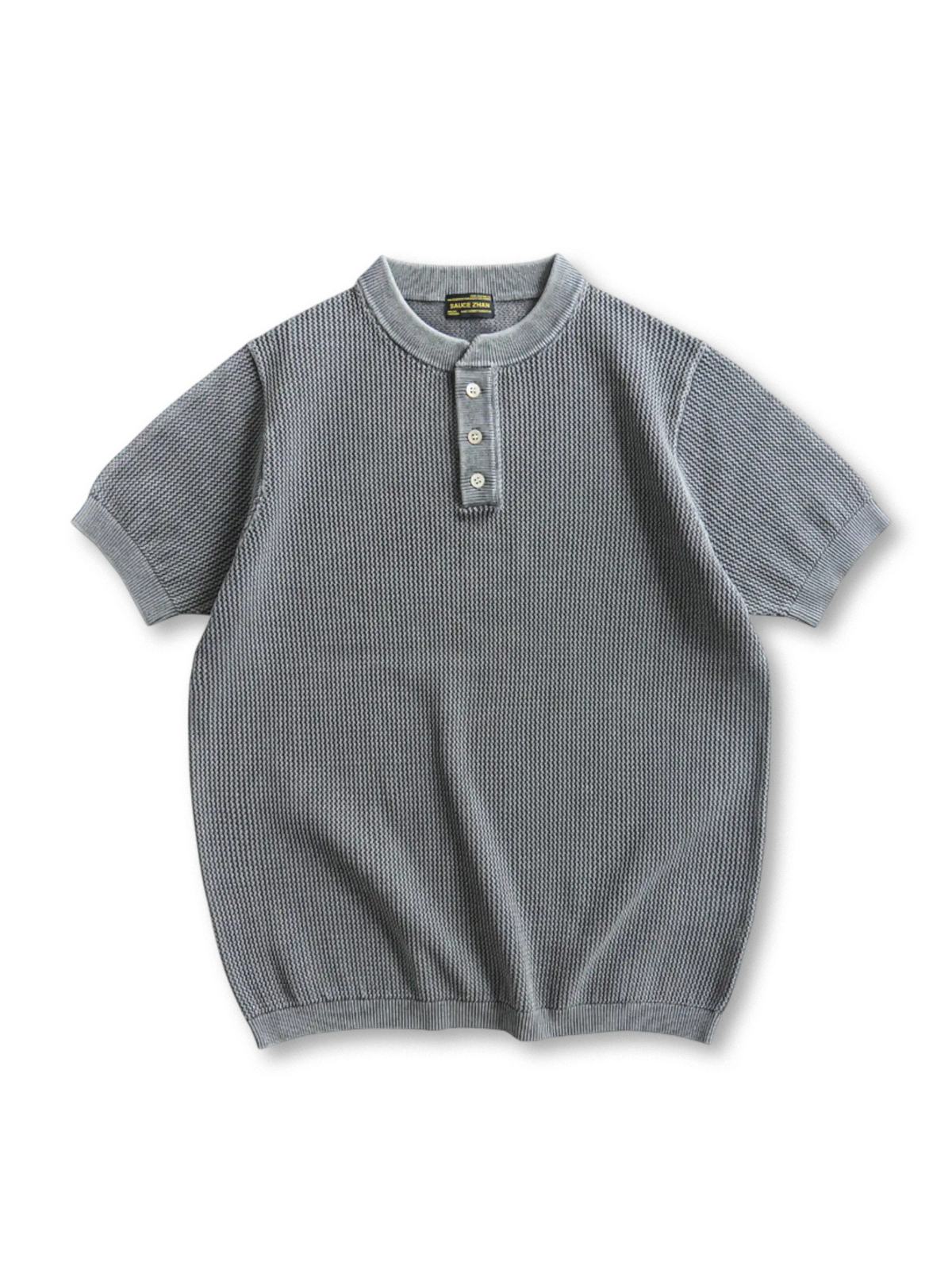 立体網目編みとユーズドウォッシュ加工が特徴の、上品かつリラックス感あるヘンリーネックTシャツ。