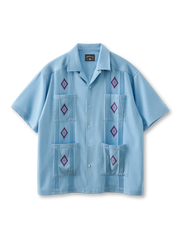 デニムライク生地にカラープリントを施した4ポケットグアヤベラキューバカラーシャツ