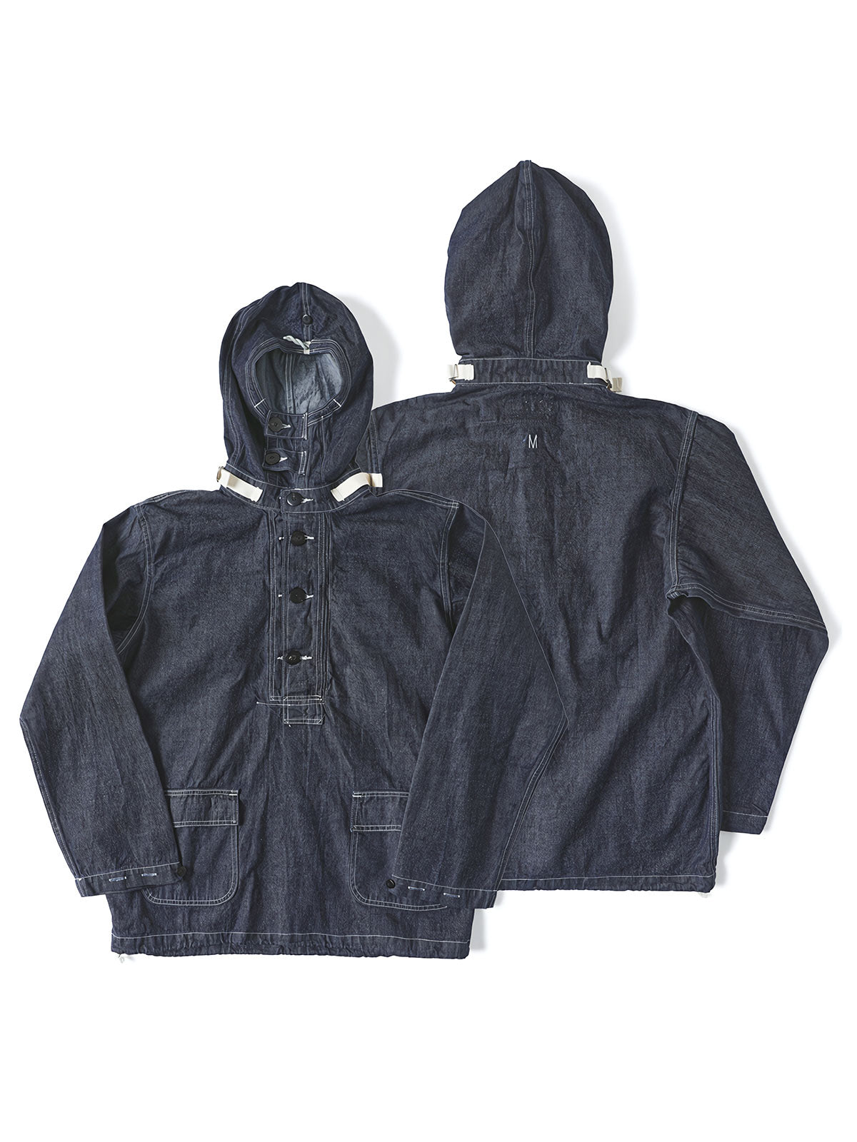 製品画像: 迷彩柄ツイルデニム生地の砲兵防護プルオーバーパーカー復刻バージョンの正面画像。
詳細画像: 大きなフードと三層前立てデザインのディテール特写。機能性とヴィンテージ感が際立つディテール。