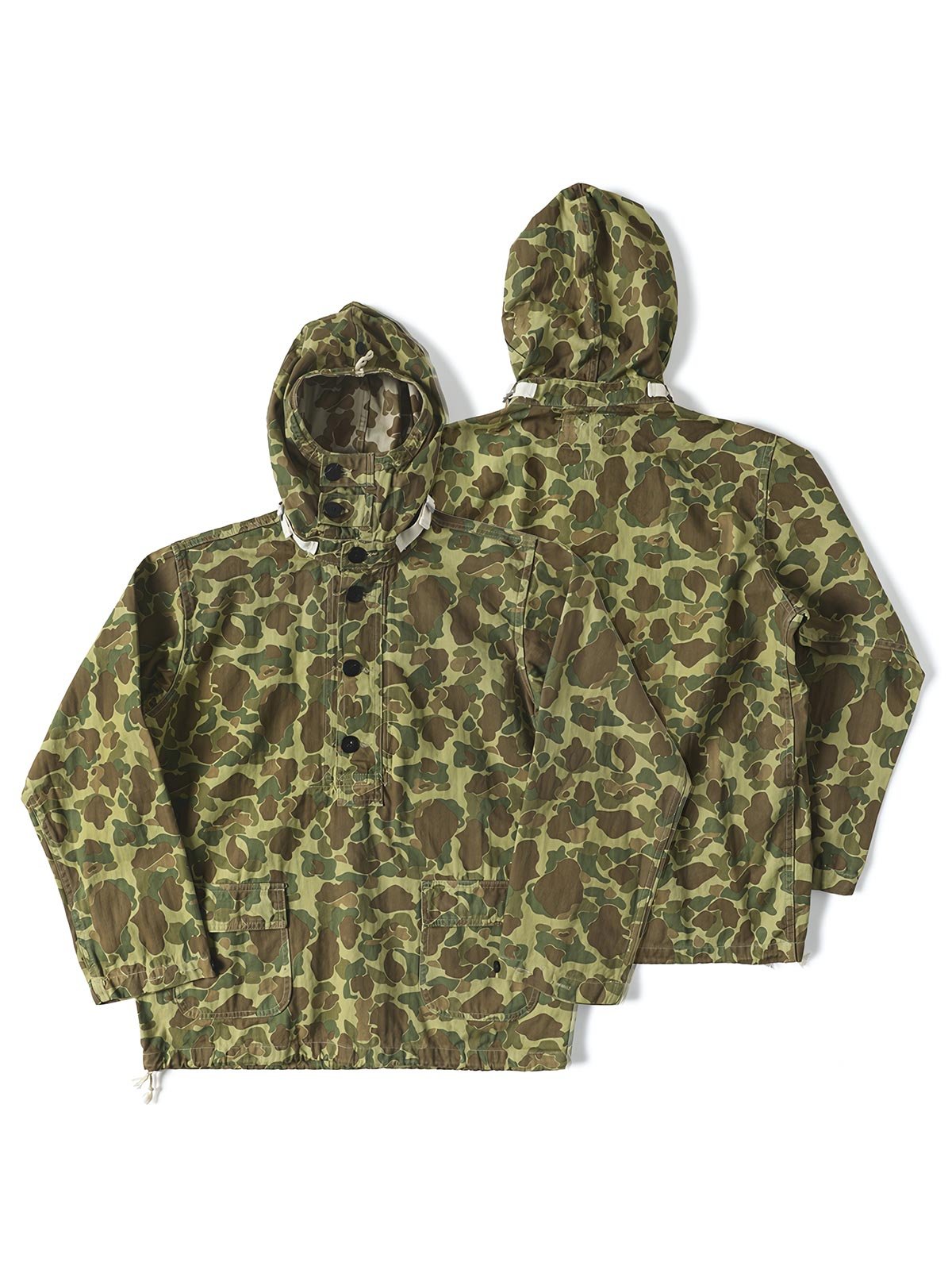 製品画像: 迷彩柄ツイルデニム生地の砲兵防護プルオーバーパーカー復刻バージョンの正面画像。
詳細画像: 大きなフードと三層前立てデザインのディテール特写。機能性とヴィンテージ感が際立つディテール。