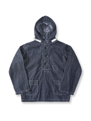 製品画像: 迷彩柄ツイルデニム生地の砲兵防護プルオーバーパーカー復刻バージョンの正面画像。
詳細画像: 大きなフードと三層前立てデザインのディテール特写。機能性とヴィンテージ感が際立つディテール。