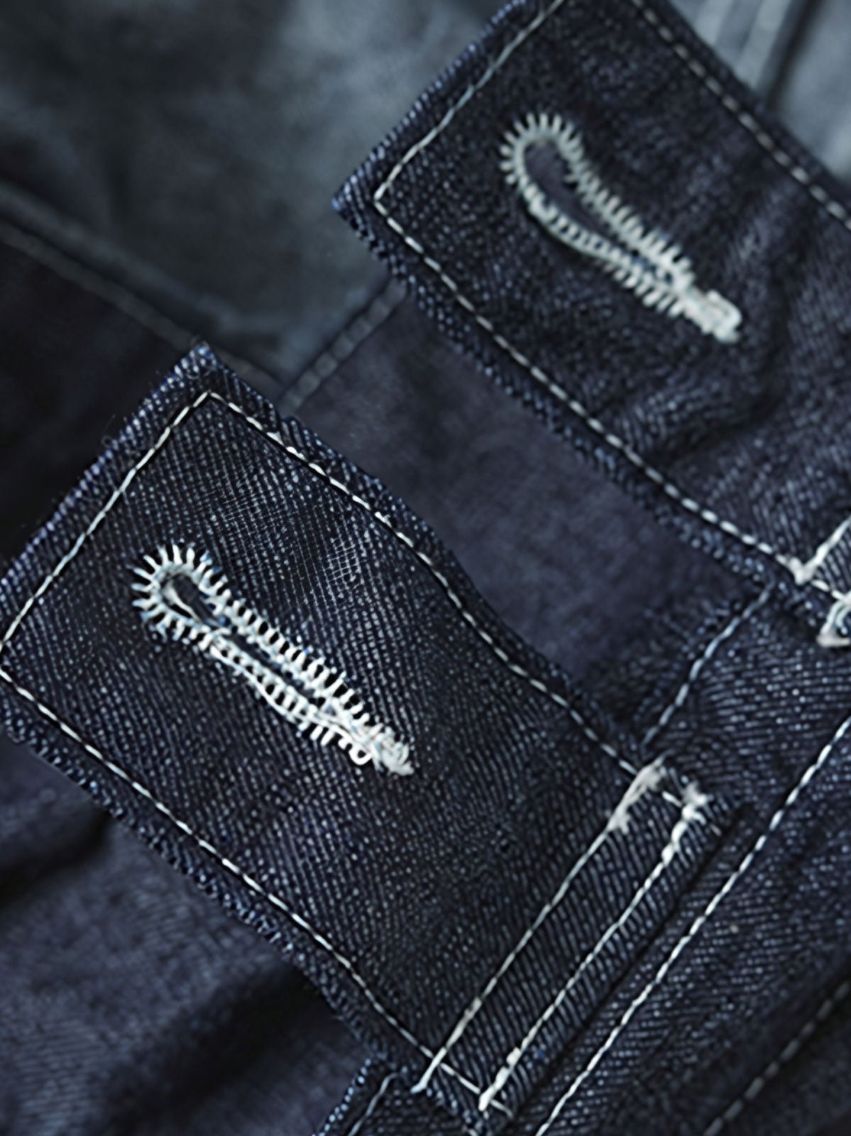 製品画像: 迷彩柄ツイルデニム生地の砲兵防護プルオーバーパーカー復刻バージョンの正面画像。
詳細画像: 大きなフードと三層前立てデザインのディテール特写。機能性とヴィンテージ感が際立つディテール。