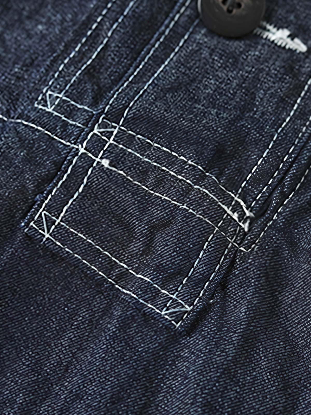 製品画像: 迷彩柄ツイルデニム生地の砲兵防護プルオーバーパーカー復刻バージョンの正面画像。
詳細画像: 大きなフードと三層前立てデザインのディテール特写。機能性とヴィンテージ感が際立つディテール。