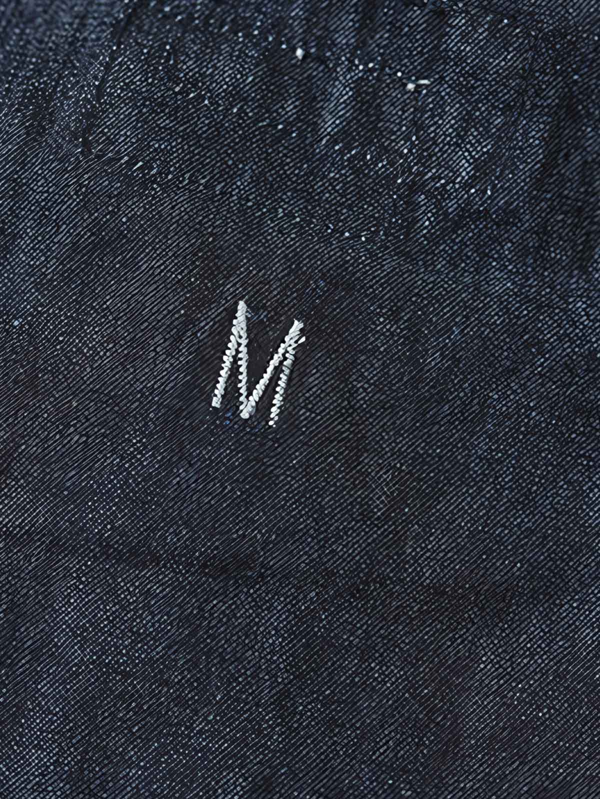 製品画像: 迷彩柄ツイルデニム生地の砲兵防護プルオーバーパーカー復刻バージョンの正面画像。
詳細画像: 大きなフードと三層前立てデザインのディテール特写。機能性とヴィンテージ感が際立つディテール。