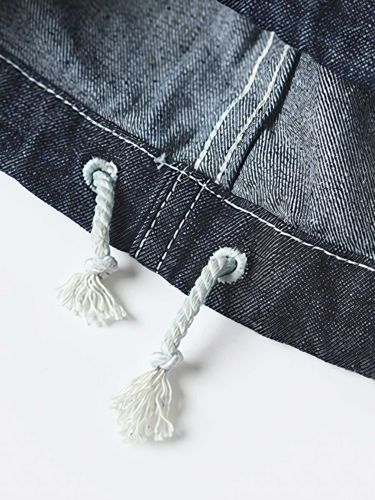 製品画像: 迷彩柄ツイルデニム生地の砲兵防護プルオーバーパーカー復刻バージョンの正面画像。
詳細画像: 大きなフードと三層前立てデザインのディテール特写。機能性とヴィンテージ感が際立つディテール。