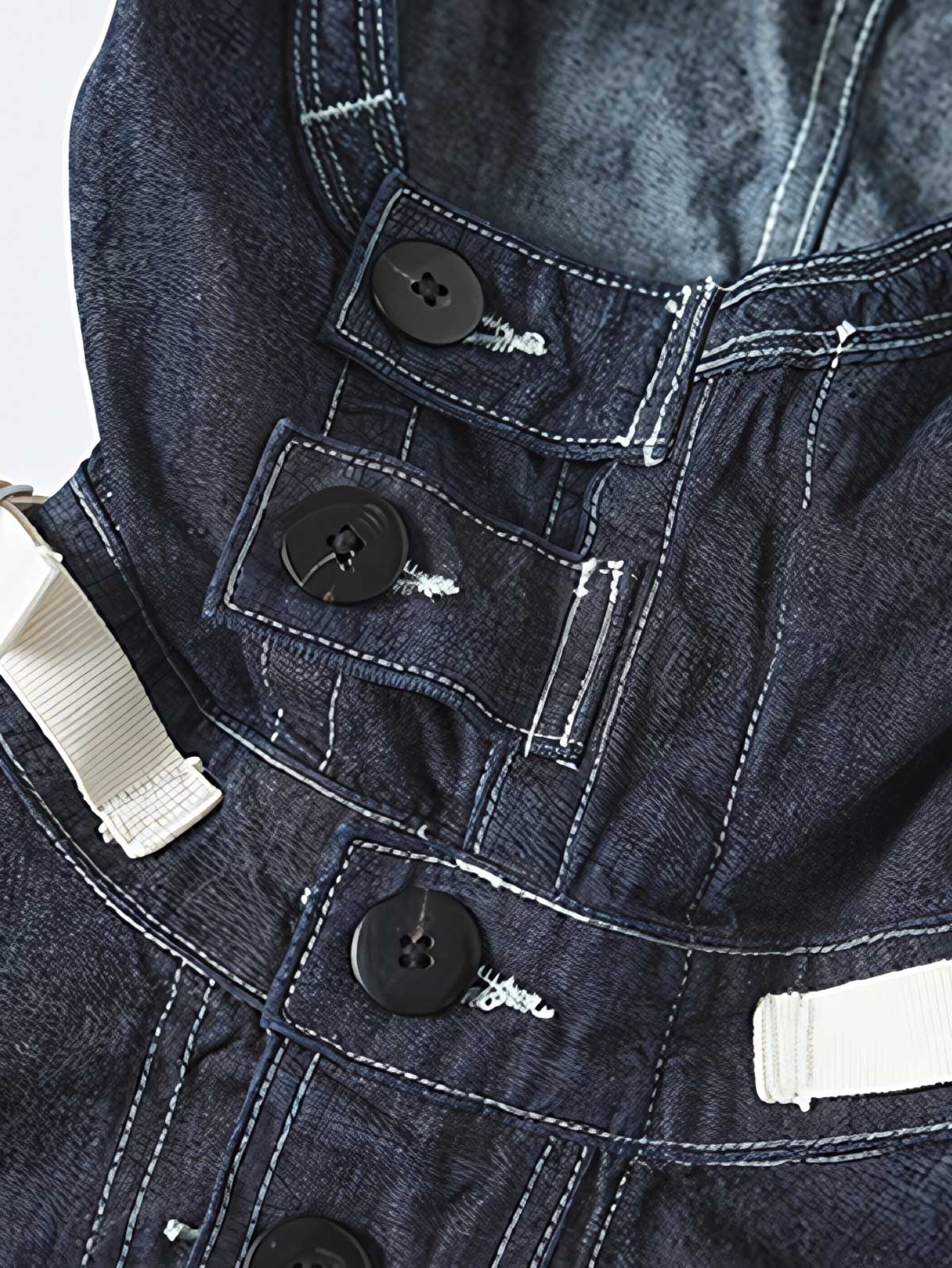 製品画像: 迷彩柄ツイルデニム生地の砲兵防護プルオーバーパーカー復刻バージョンの正面画像。
詳細画像: 大きなフードと三層前立てデザインのディテール特写。機能性とヴィンテージ感が際立つディテール。