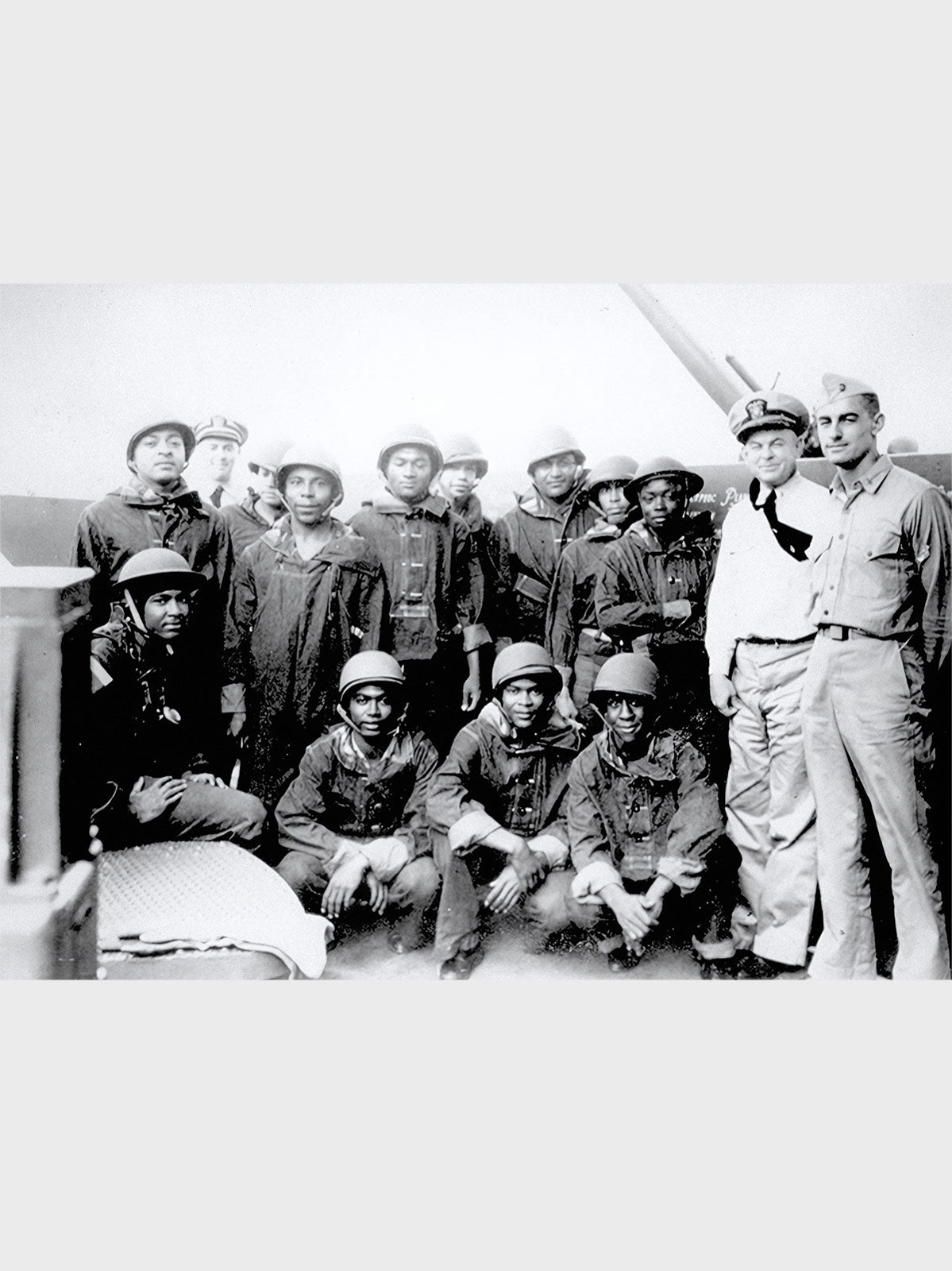 製品画像: 迷彩柄ツイルデニム生地の砲兵防護プルオーバーパーカー復刻バージョンの正面画像。
詳細画像: 大きなフードと三層前立てデザインのディテール特写。機能性とヴィンテージ感が際立つディテール。