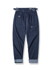 ゴルカ兵士に由来するウエストバンドが特徴の軍事風デニムパンツ