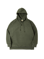  両面フリース素材のハーフジップパーカー。ハイネックで防風性を強化し、防水圧着ジップとカンガルーポケットを備えたアーミーグリーンとダークグレーのユニセックスデザイン。