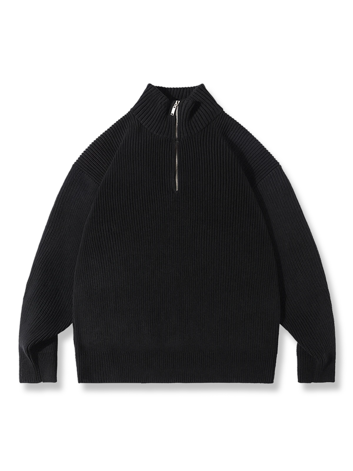 ハーフジップ付きハイネックニットセーター。