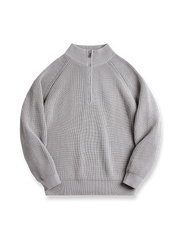 縦リブ編みとハーフジップが特徴のスタンドカラーニットセーター。