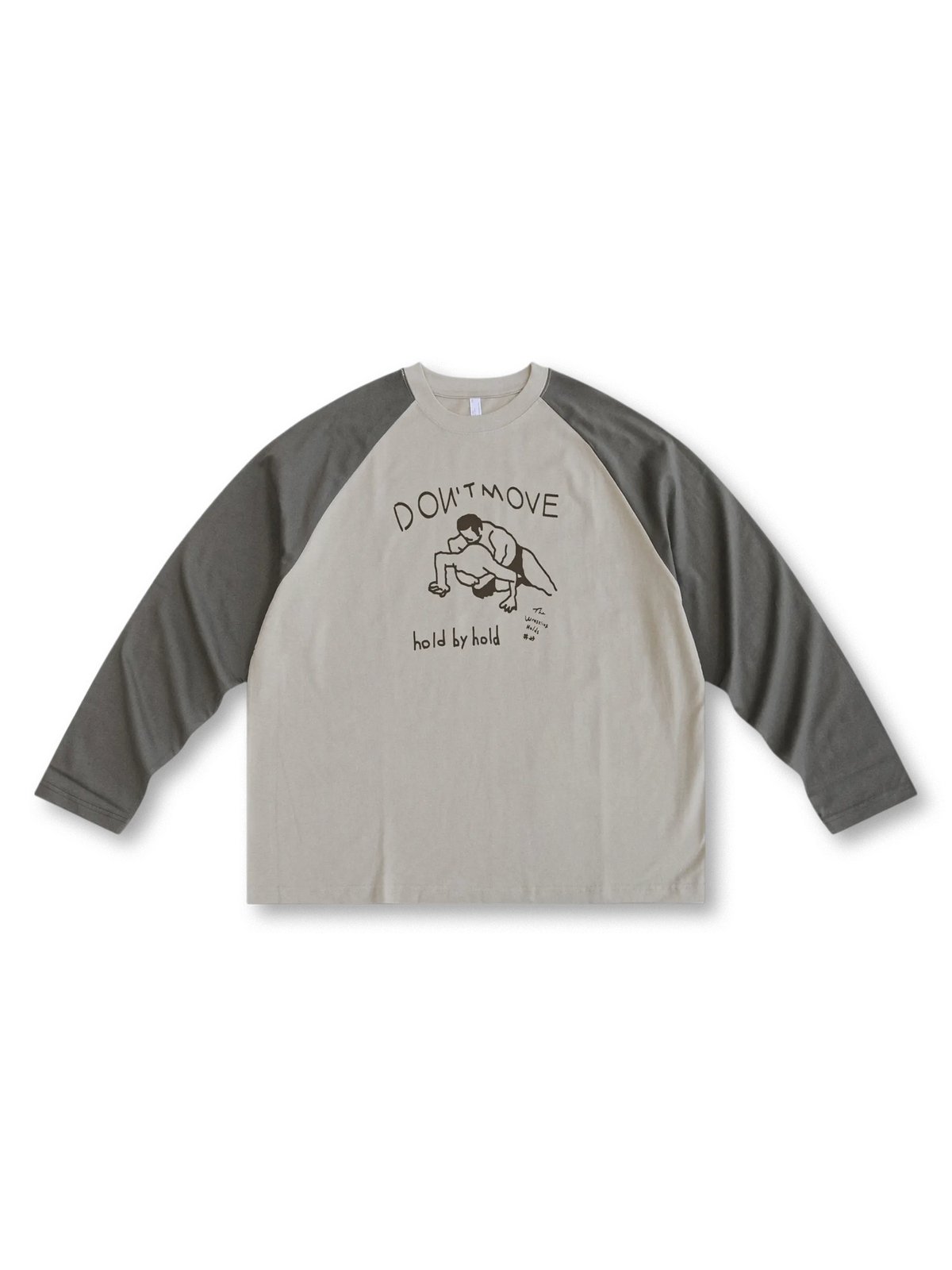 胸元に手描きレスラー印刷が施されたハンドドローイングレスラー長袖Tシャツ。カラーコントラスト袖とラグランスリーブで快適な着心地とスポーティな印象を与え、工装パンツやデニムに合わせやすいデザイン。