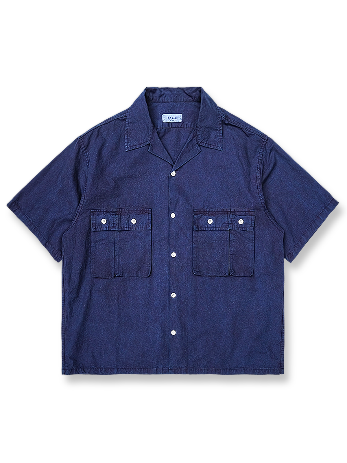 古法草木染めによる四つポケット付き半袖シャツの前面が見える商品画像