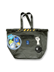 手描きデザインとウォッシュ加工を施したヴィンテージ風キャンバストートバッグ。大容量内ポケットとショルダーストラップ付きで実用性も高い。