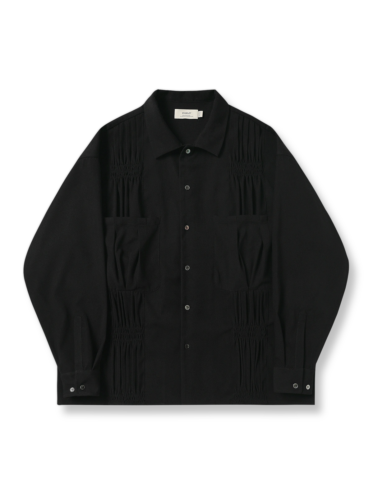 繊細なプリーツ加工とマザーオブパールボタンが特徴の長袖シャツ