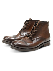 樹脂加工で深みのある光沢を持つハンドポリッシュ本革ブーツ