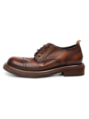 手作りのエイジング加工が施されたトップグレインレザードレスシューズ