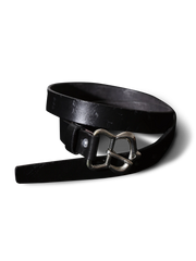 合金バックルと植鞣し牛革を組み合わせたハンドメイドベルト。