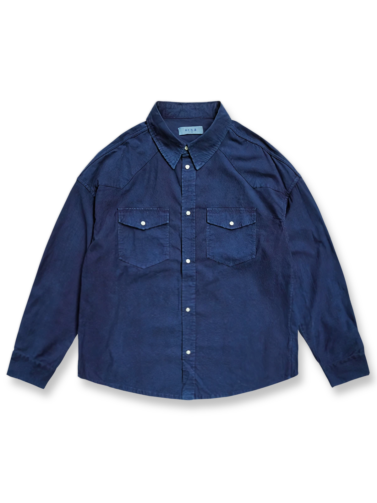 植物染めインディゴブルーのドロップショルダーウエスタンシャツ。手洗いによる色の層次と耐久性縫製を特徴としたヴィンテージスタイルアイテム。