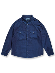 植物染めインディゴブルーのドロップショルダーウエスタンシャツ。手洗いによる色の層次と耐久性縫製を特徴としたヴィンテージスタイルアイテム。