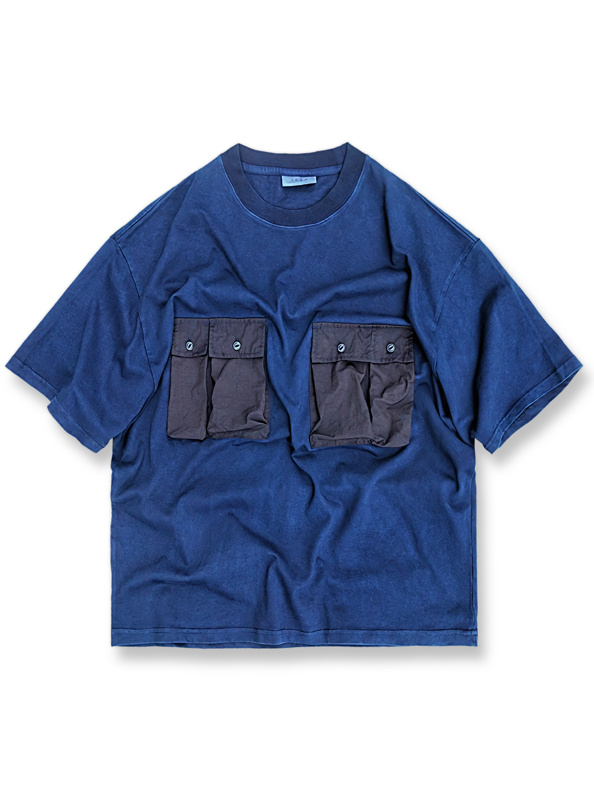 手作り伝統的な藍染四つポケット付き半袖Tシャツの前面が見える商品画像