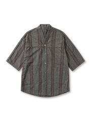 伝統的羽織風Vネックとストライプ柄が特徴のコットンリネン混紡半袖シャツ