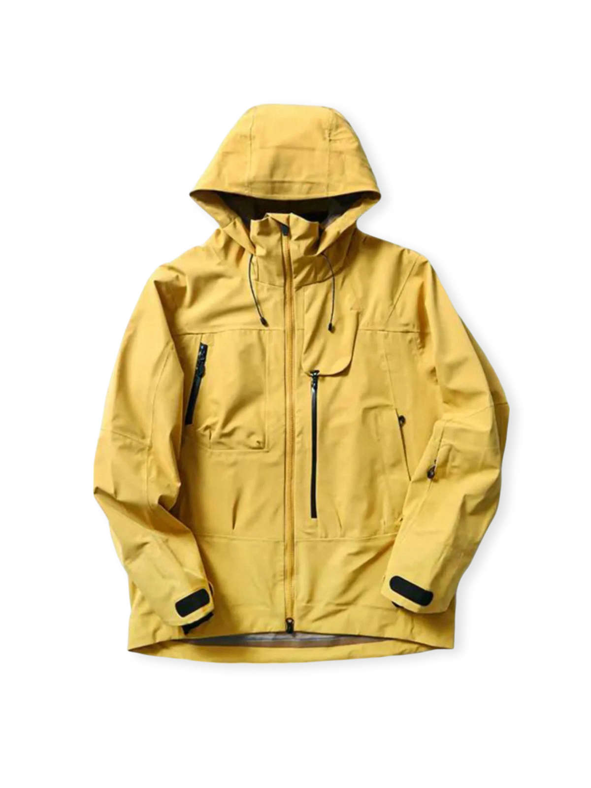 生物再生ナイロン製の防水・耐摩耗ハードシェルジャケット。加長後襟、調節可能フード、多機能ジッパーポケットが特徴。