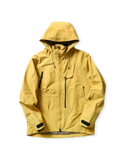 生物再生ナイロン製の防水・耐摩耗ハードシェルジャケット。加長後襟、調節可能フード、多機能ジッパーポケットが特徴。