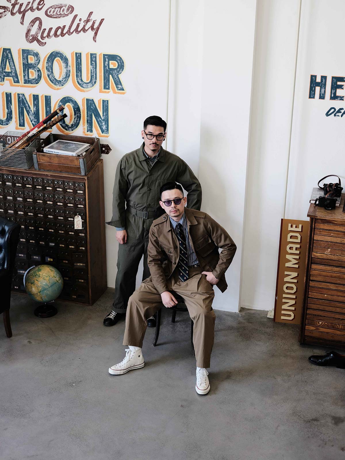 詳細画像: グートマン包芯糸とリバイバル版アルミジッパーを採用したヘリンボーンジャケットのディテール
モデル画像: クラシックなヴィンテージミリタリーデザインが特徴のHBTヘリンボーンジャケットの着用イメージ