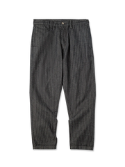 ヘリンボーン織りの12.8ozコットンデニムを使用した耐久性に優れたヴィンテージ風デニムパンツ。クラシックな5ポケットとミドルライズストレートシルエット。