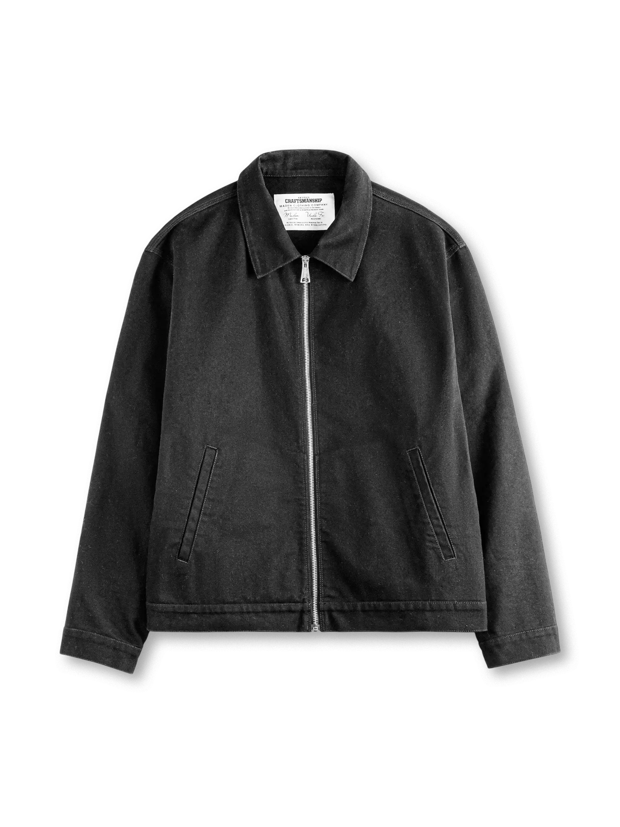 ブラックのショート丈コットンジップジャケット、レギュラーカラー、フロント金属ジップと斜めポケット付き