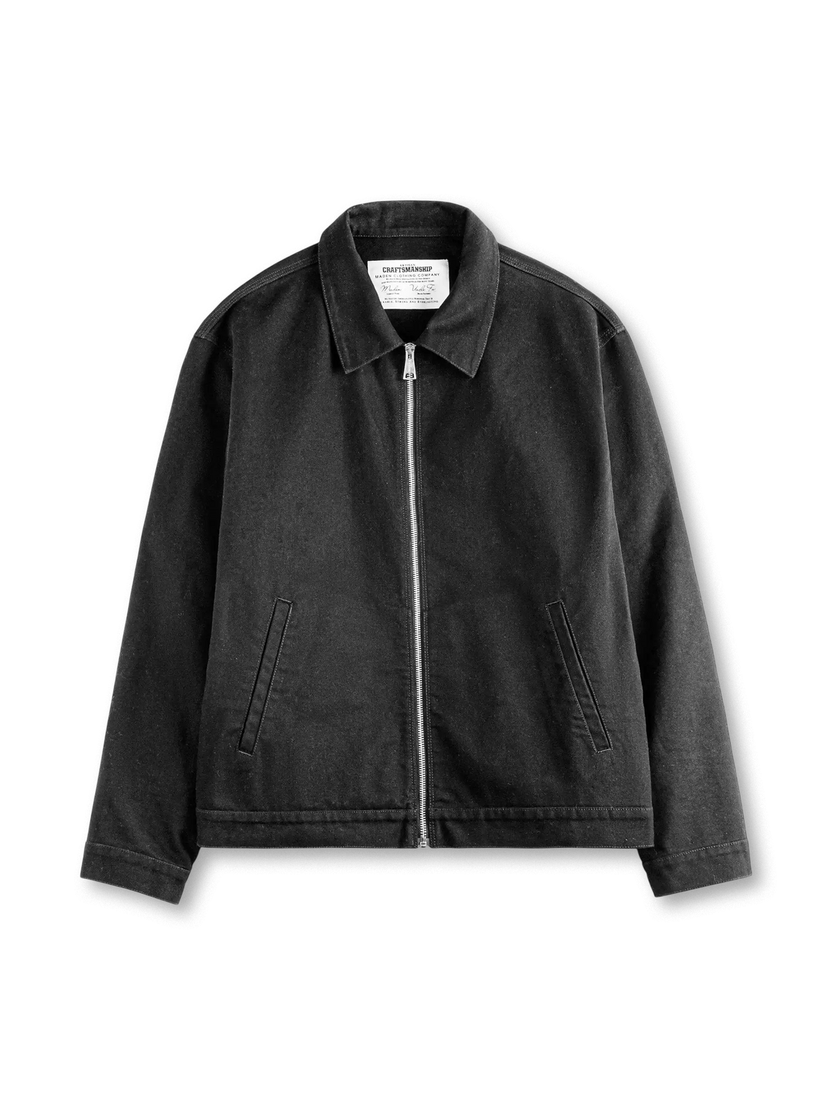 ブラックのショート丈コットンジップジャケット、レギュラーカラー、フロント金属ジップと斜めポケット付き